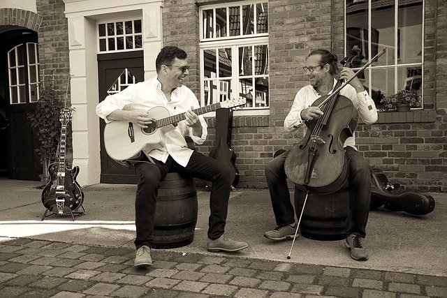 noKlassik � das sind Matthias Weicker am Cello sowie Thomas Kohl mit Gesang und Gitarre. (Foto: privat)