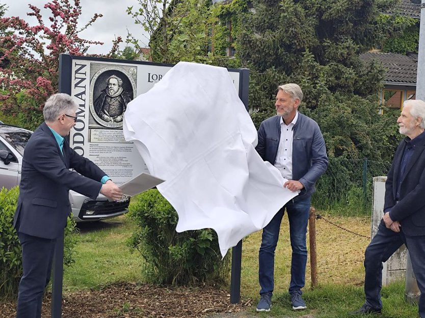 Dirk Erfurt (links) und Harztor-B&uuml;rgermeister Stephan Klante enth&uuml;llen die Gedenktafel in der Rhodomannstra&szlig;e in Niedersachswerfen..  (Foto: Tim Sch&auml;fer)