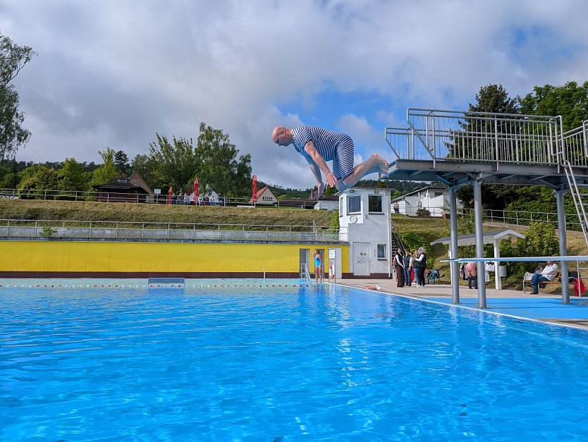 Mit einem k&uuml;hnen Sprung vom Dreier er&ouml;ffnete B&uuml;rgermeister Steffen Grimm die Badesaison in Sondershausen.  (Foto: Janine Skara)