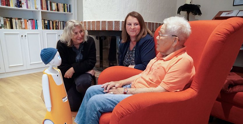 Kerstin Jühlich und Sophia Westphal (v.l.nr.) im Gespräch mit Helga Wolf und Navel. (Foto: ssc) Kerstin Jühlich und Sophia Westphal (v.l.nr.) im Gespräch mit Helga Wolf und Navel. (Foto: ssc)