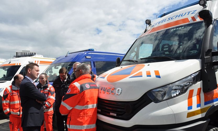 Gregosz im Gespr&auml;ch mit Rettungssanit&auml;tern (Foto: nnz)