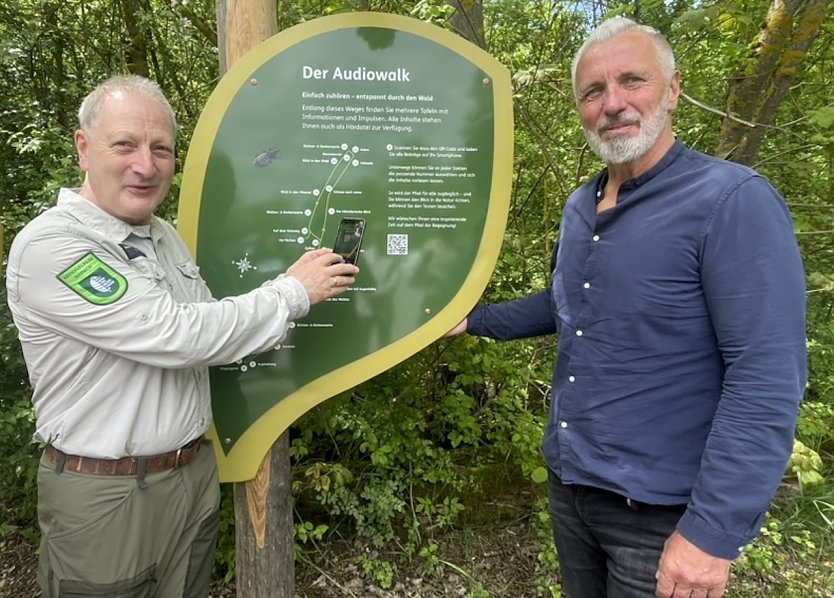 Peter Pfeiffer, die den Audiowalk realisiert haben, testen ihn gemeinsam mit Nationalparkleiter R&uuml;diger Biehl am Pfad der Begegnung (Foto: Franziska Beyer)