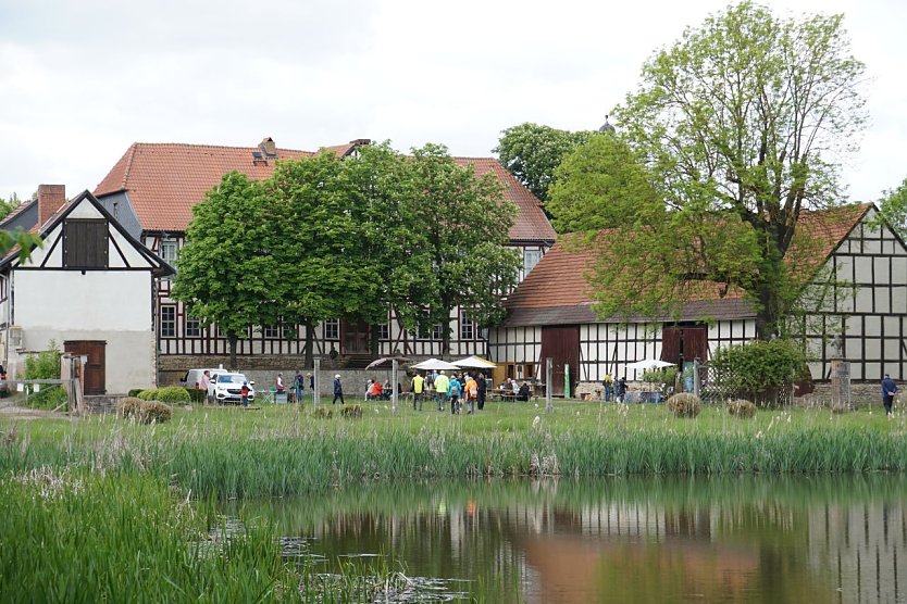 Blick auf das Anwesen &uuml;ber den Schlossteich hinweg. (Foto: ssc)