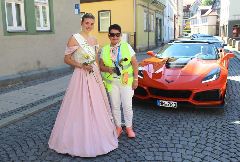 Rosenk&ouml;nigin Maxima begr&uuml;&szlig;te alle Corvettes mit einer Rose.  (Foto: Eva Maria Wiegand)