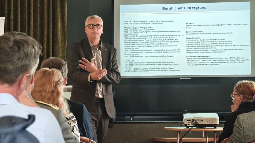 Generalmajor a.D. Markus Kurczyk bei seinem Vortrag (Foto: nnz)