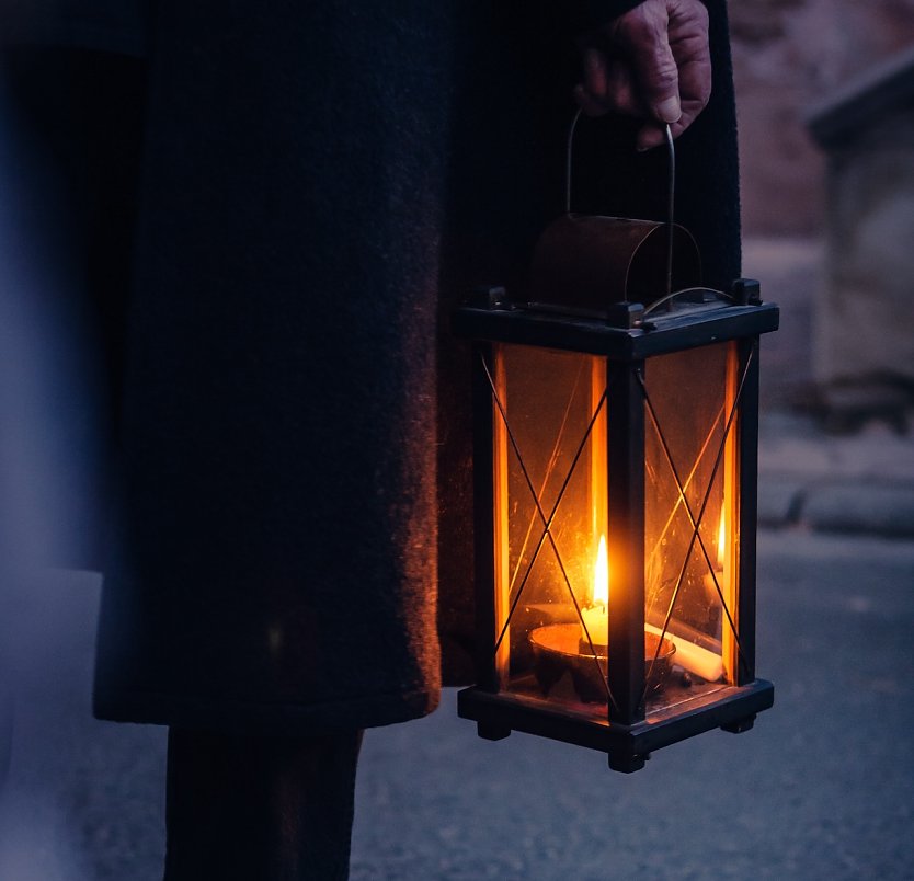Symbolbild Nachtw&auml;chter (Foto: Pixabay-schuetz-mediendesign-lamp)