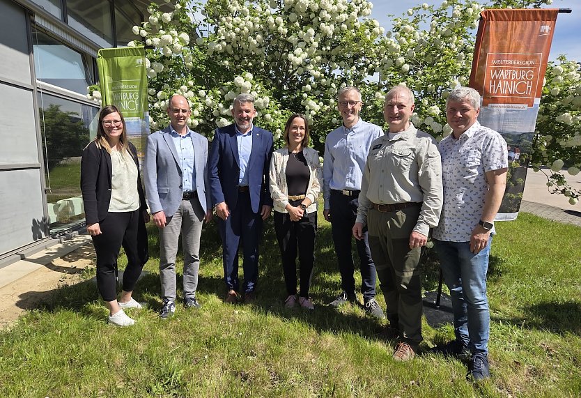 Gesch&auml;ftsf&uuml;hrender Vorstand des Welterberegion Wartburg Hainich � v.l. Gesch&auml;ftsstellenleiterin Anne-Katrin Ibarra Wong, Michael Reinz (B&uuml;rgermeister der Stadt Treffurt), Thomas Ahke (Landrat des Unstrut-Hainich-Kreises), Christin B&auml;renklau (Vorsitzende der VG Hainich-Werratal), Uwe M&uuml;ller in Vertretung f&uuml;r Claudia Wilhelm (Naturpark Eichsfeld-Hainich-Werratal), R&uuml;diger Biehl (Leiter des Nationalparks Hainich), Bernd Montag (Werkstattleiter des Diakonie Doppelpunkt e.V.) (Foto: Welterberegion Wartburg Hainich e.V. )