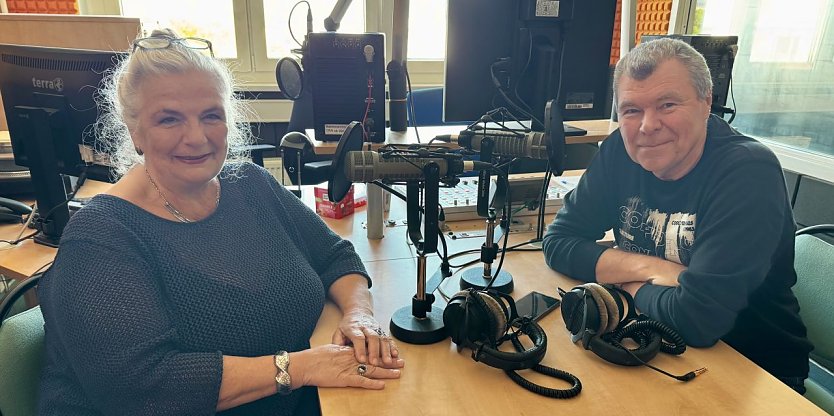 Anja Eisner  und Igor Zarzhytskyy senden aus dem Studio von Radio Enno. (Foto: Peter Jentsch)