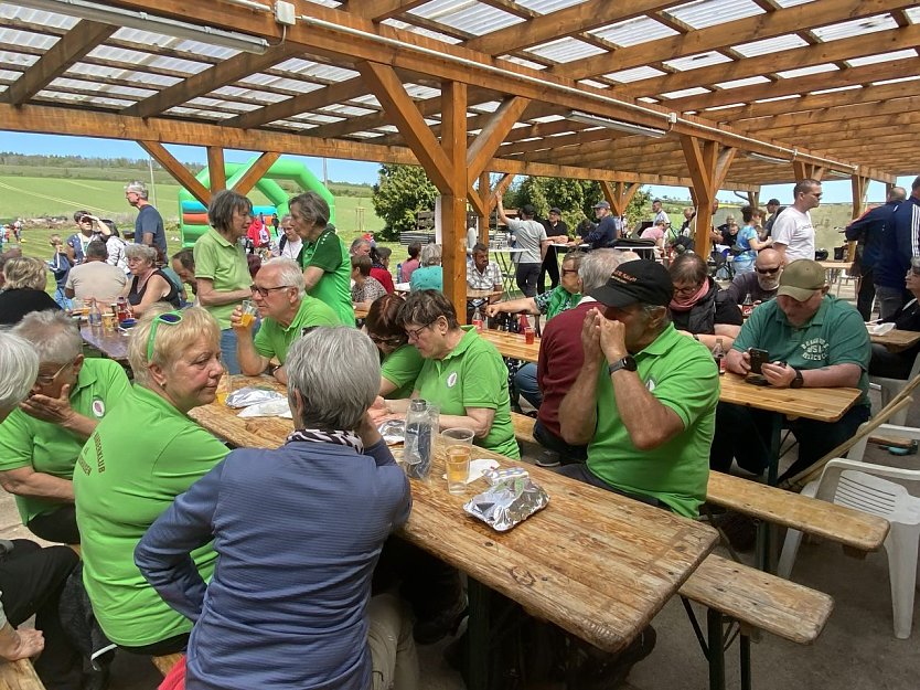 Die Wanderfreunde aus Udersleben waren auch dabei. (Foto: Wolfgang Lehmann)