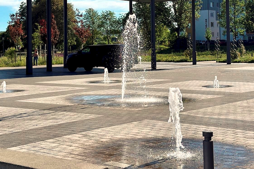 Der Brunnen vor der Eichsfeldhalle sprudelt wieder (Foto: Stadt Leinefelde-Worbis) Der Brunnen vor der Eichsfeldhalle sprudelt wieder (Foto: Stadt Leinefelde-Worbis)