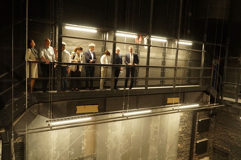 Die neue B&uuml;hnentechnik wurde &uuml;ber den Theaterbrettern eingehangen, was im Vergleich zu fr&uuml;her auch Platz am Boden spart (Foto: agl)