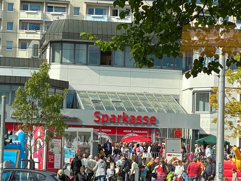 Das Knax-Kinderfest findet vor der Sparkasse in Nordhausen statt. (Foto: Vera Angelstein)