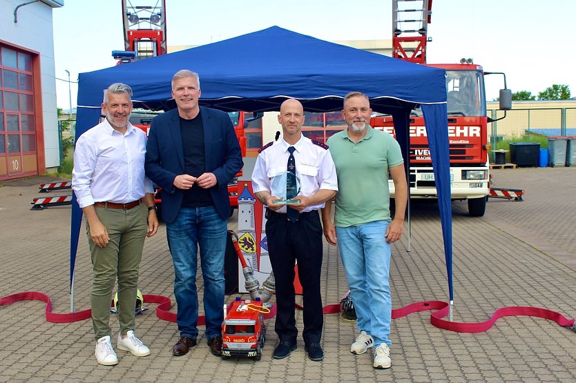 v-li.n.re. Landrat des Unstrut-Hainich-Kreises Thomas Ahke; Th&uuml;ringer Staatssekret&auml;r Andreas Bausewein (Th&uuml;ringer Ministerium f&uuml;r Inneres f&uuml;r Kommunales und Landesentwicklung); Stadtbrandmeister Steven Dierbach; B&uuml;rgermeister der Stadt Bad Langensalza Matthias Reinz. (Foto: Eva Maria Wiegand)