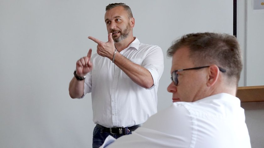 Bild: Carsten Schneider lauscht den Ausf&uuml;hrungen von Helge Maday