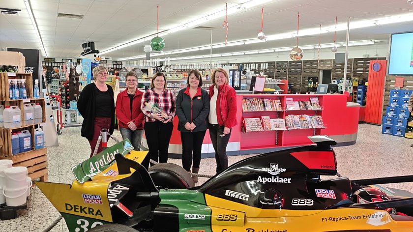 Bild: Das Team des neuen Marktes - Von links: Nicole Kunze, Beate Meyer, Carolin Arnhold-Winsel (Marktleiterin), Stephanie Bischoff und Sandra W&uuml;stemann.