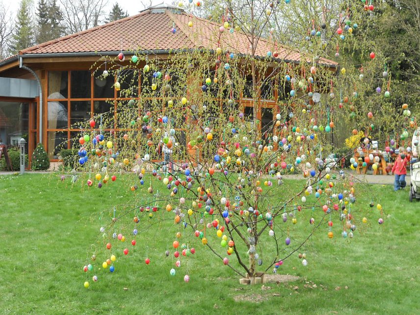 Bild: Osterbaum geschm&uuml;ckt