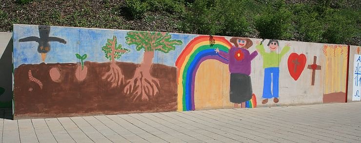 Bild: Kinder bemalen Mauer