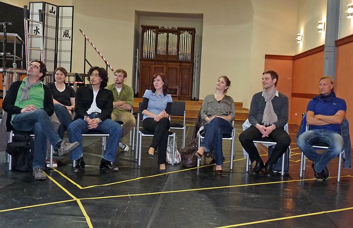 Bild: Ensemble steht