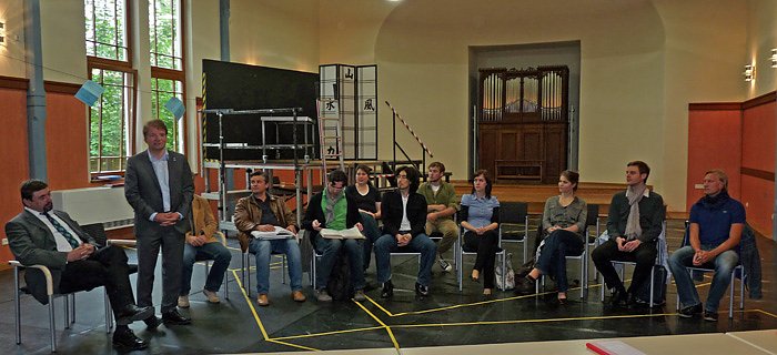 Bild: Ensemble steht