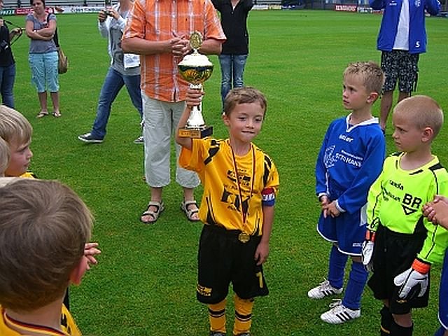 Bild: Pokal &uuml;berreicht
