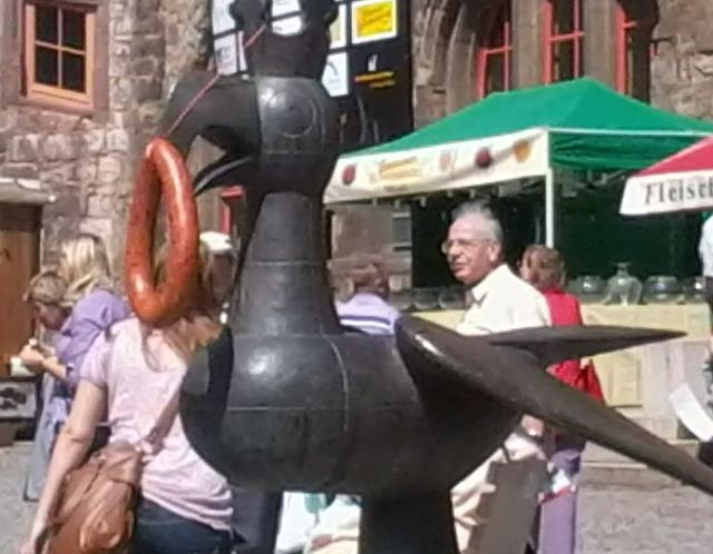 Bild: Knackwurst im Schnabel
