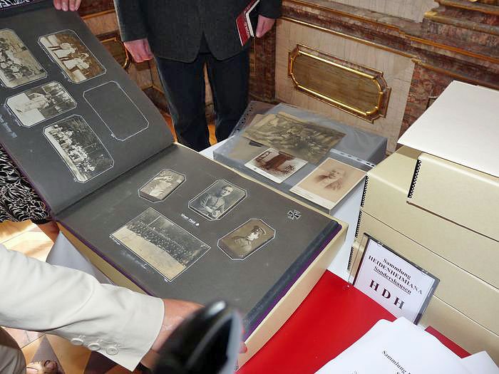 Bild: &Uuml;bergabe der Sammlung Heidenheimiana