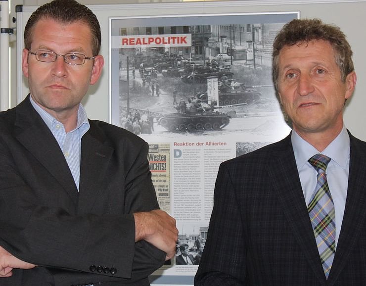 Bild: Vor der Mauer