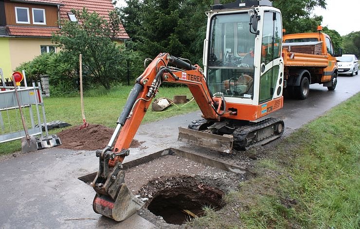 Bild: Loch in der Stra&szlig;e