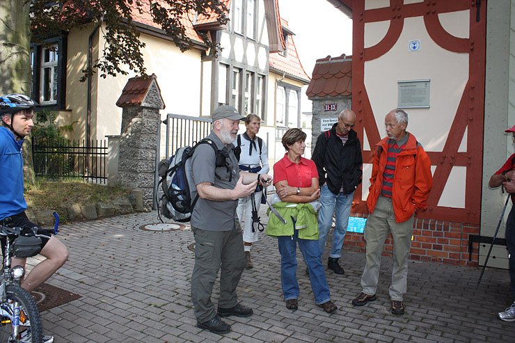 Bild: Wanderer vor dem Wasserwerk