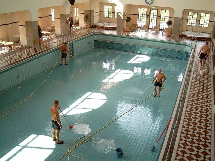 Bild: Das Badehaus putzt sich