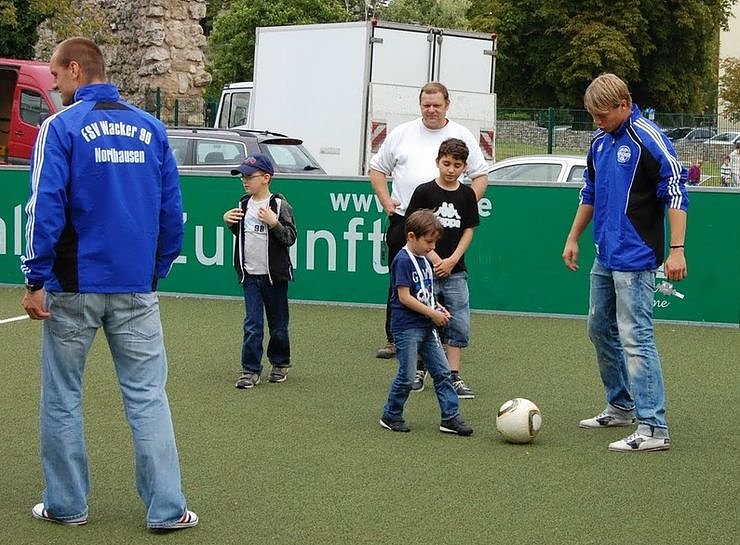 Bild: Junge G&auml;ste f&uuml;r Fu&szlig;ball interessiert