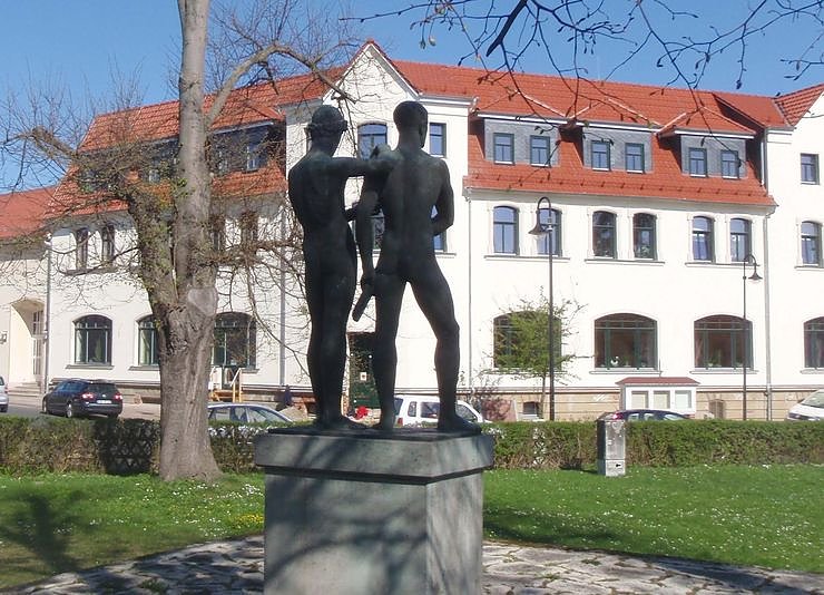 Bild: Plastik vor dem Kulturhaus