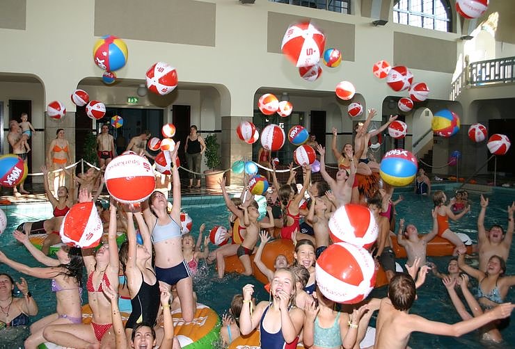 Bild: Pool-Party mit Knax