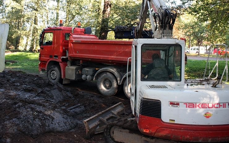 Bild: Schlamm wird entsorgt