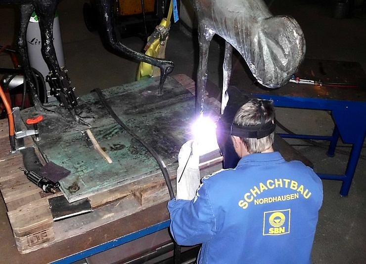 Bild: Reparatur am Bein