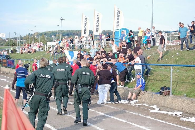Bild: Geraer Fans st&uuml;rmen den Platz