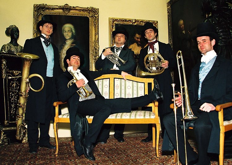 Bild: Orchester im historischen Gewand