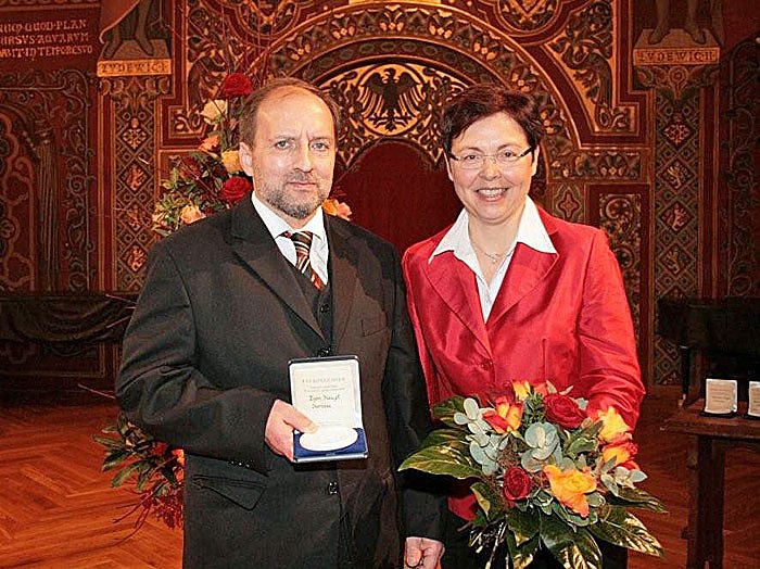 Bild: Mit Rose geehrt