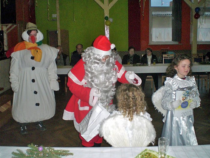 Bild: Heimatsagen zur Weihnachtsfeier aufgef&uuml;hrt