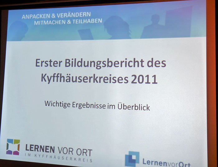 Bild: Bildungsbericht &uuml;bergeben.