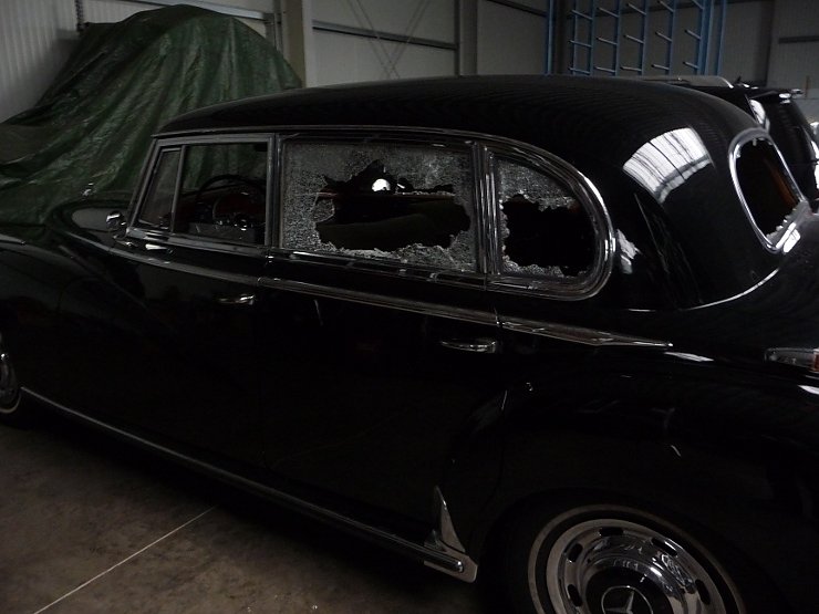Bild: Demolierter Oldtimer