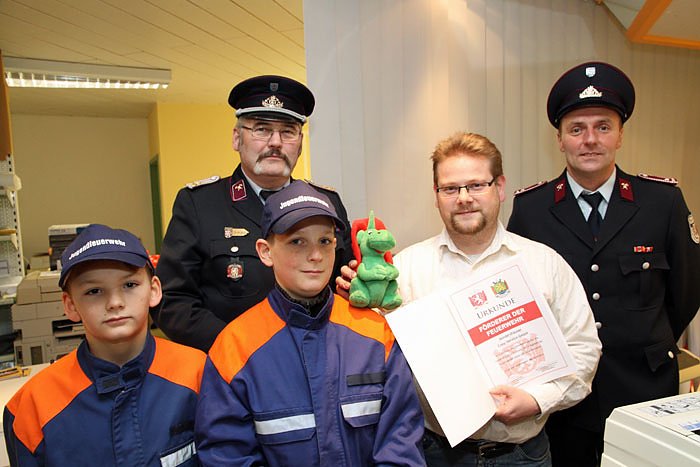 Bild: F&ouml;rderer der Feuerwehr geehrt