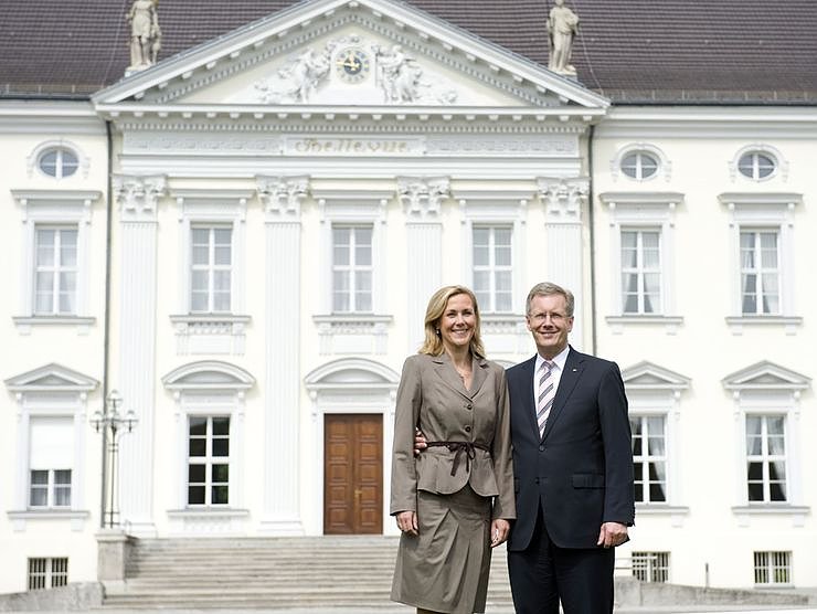 Bild: Vor dem Amtssitz mit seiner Frau