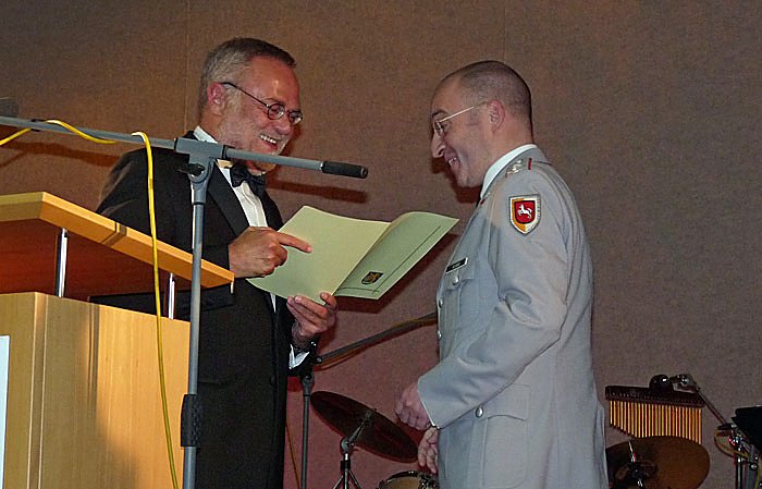 Bild: Verdienstsmedaille erhalten