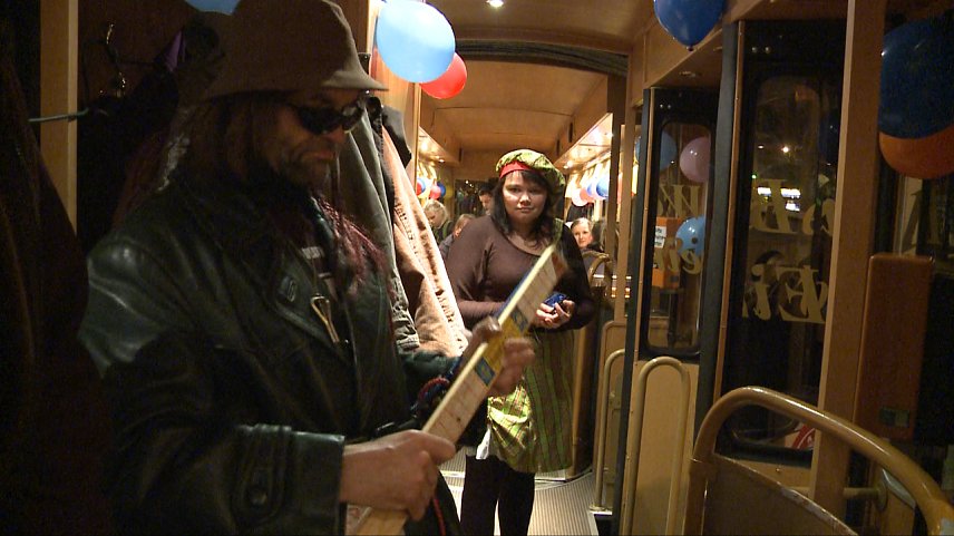 Bild: Fasching in der Bahn