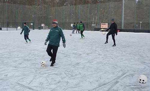 Bild: Fu&szlig;ball im Schnee