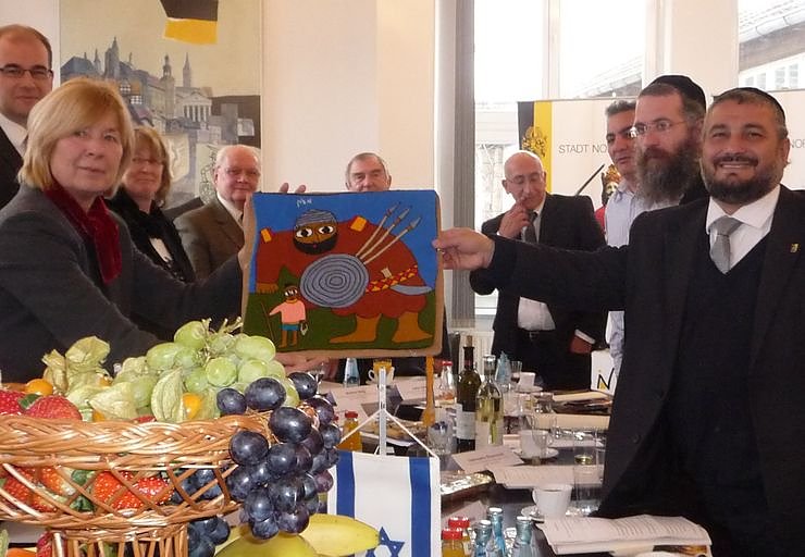Bild: Gastgeschenk &uuml;berreicht