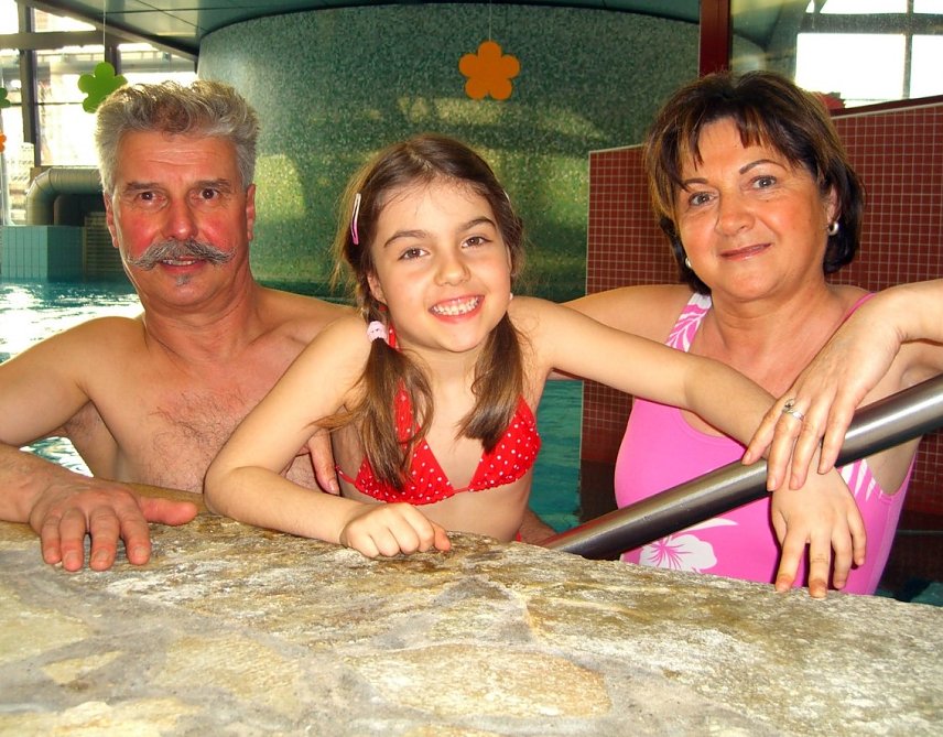 Bild: Badespa&szlig; mit Opa und Oma