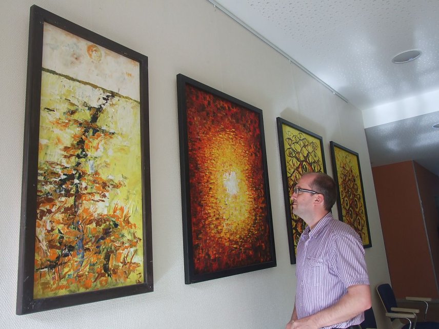 Bild: Stephan Paukstadt begutachtet die neue Ausstellung