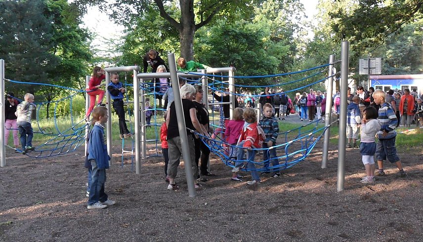 Bild: Klasse! Ein neuer Spielplatz